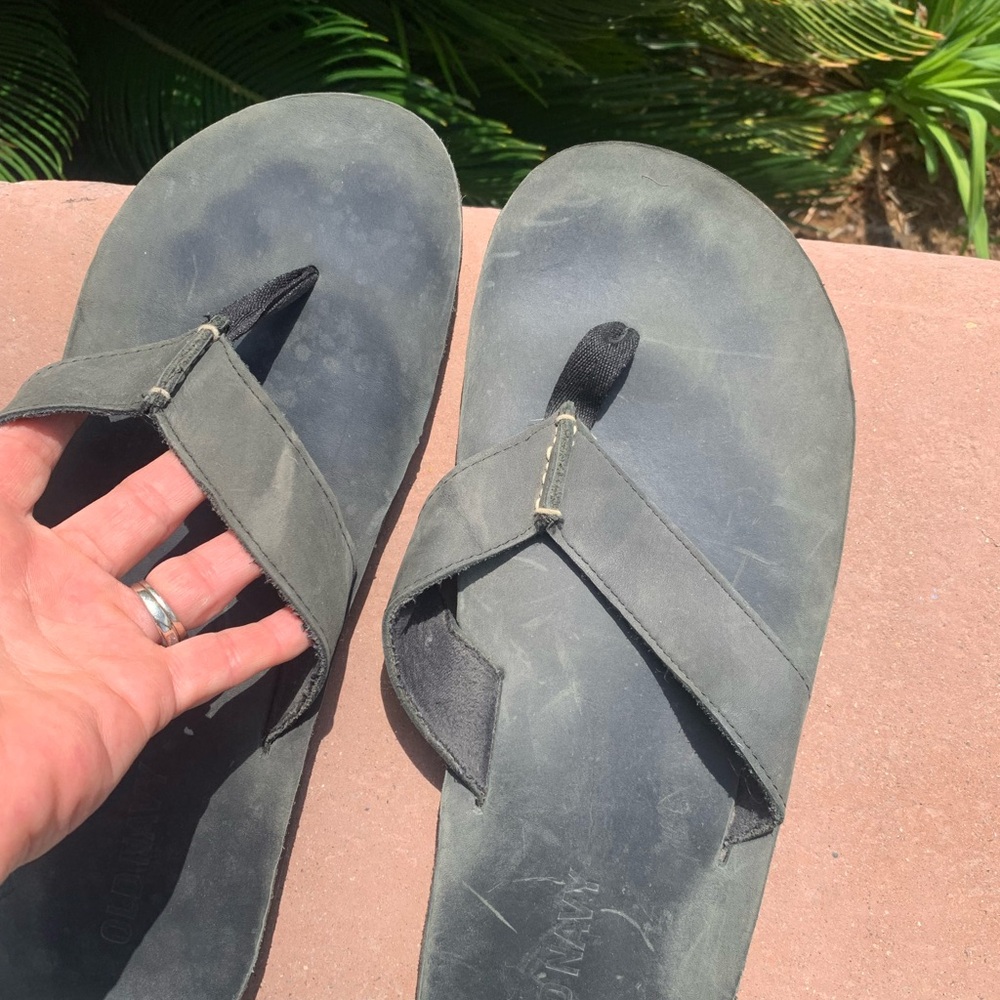 Old Navy Black Flip-Flop Sandals